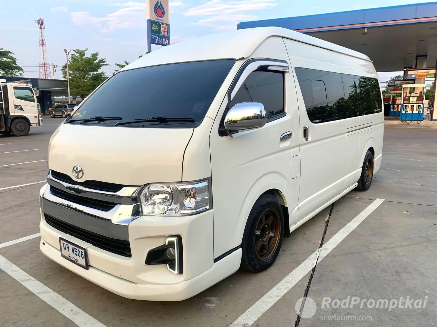 ขาย TOYOTA Commuter 3.0 ออโต้ ปี58(15) รถสวยสภาพป้ายแดง