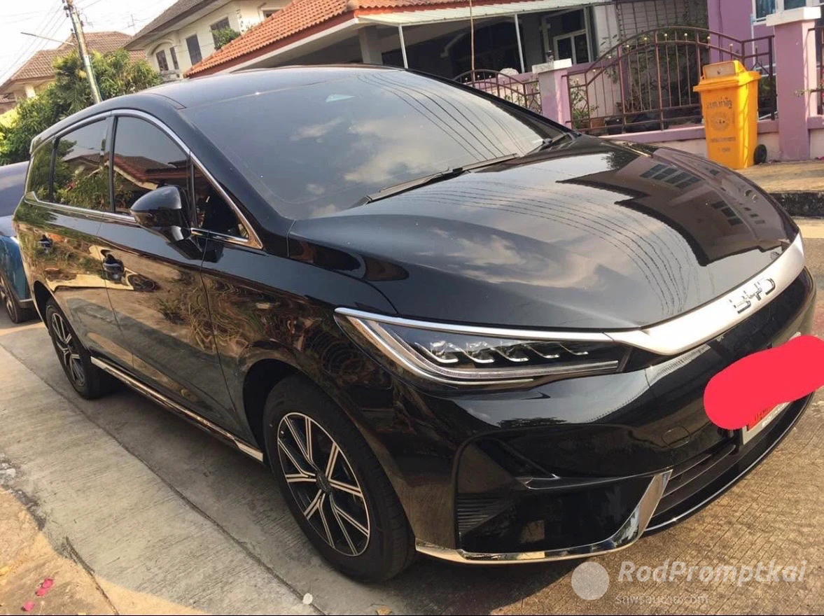 BYD M6