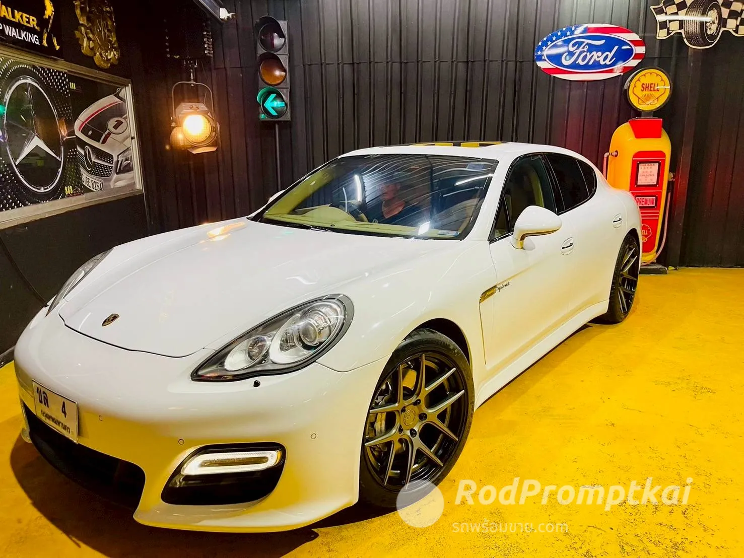 2013-porsche-panamera-30-s-hybrid-bangkok-81577426