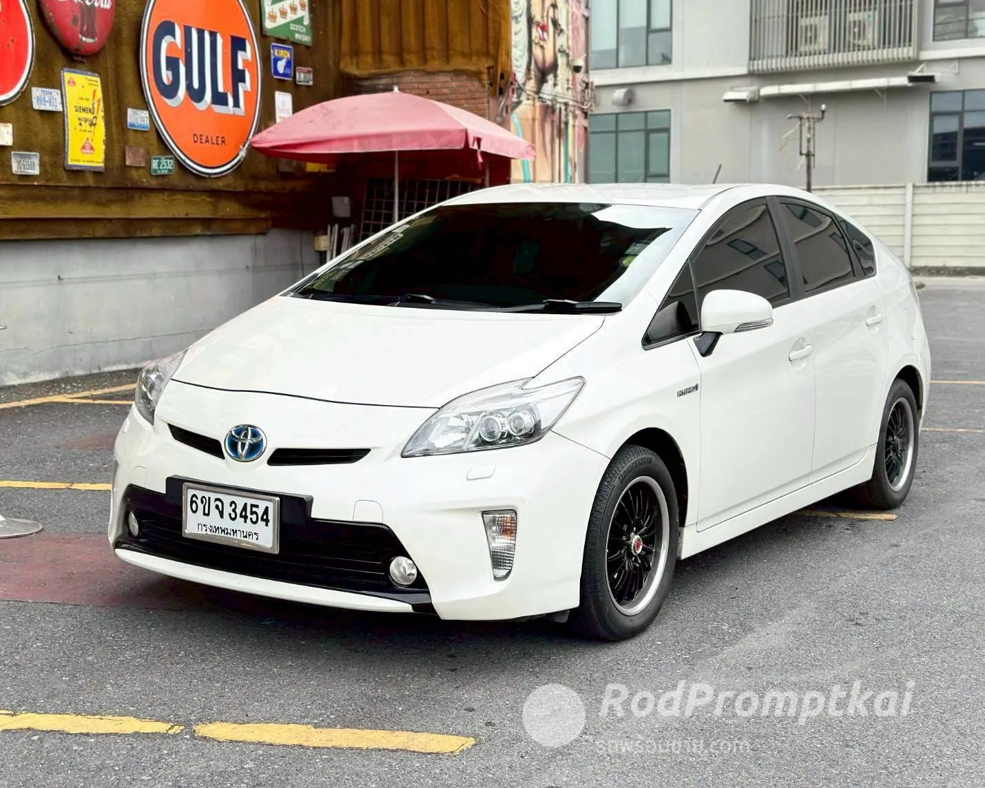 2012-toyota-prius-18-hybrid-bangkok-49598123