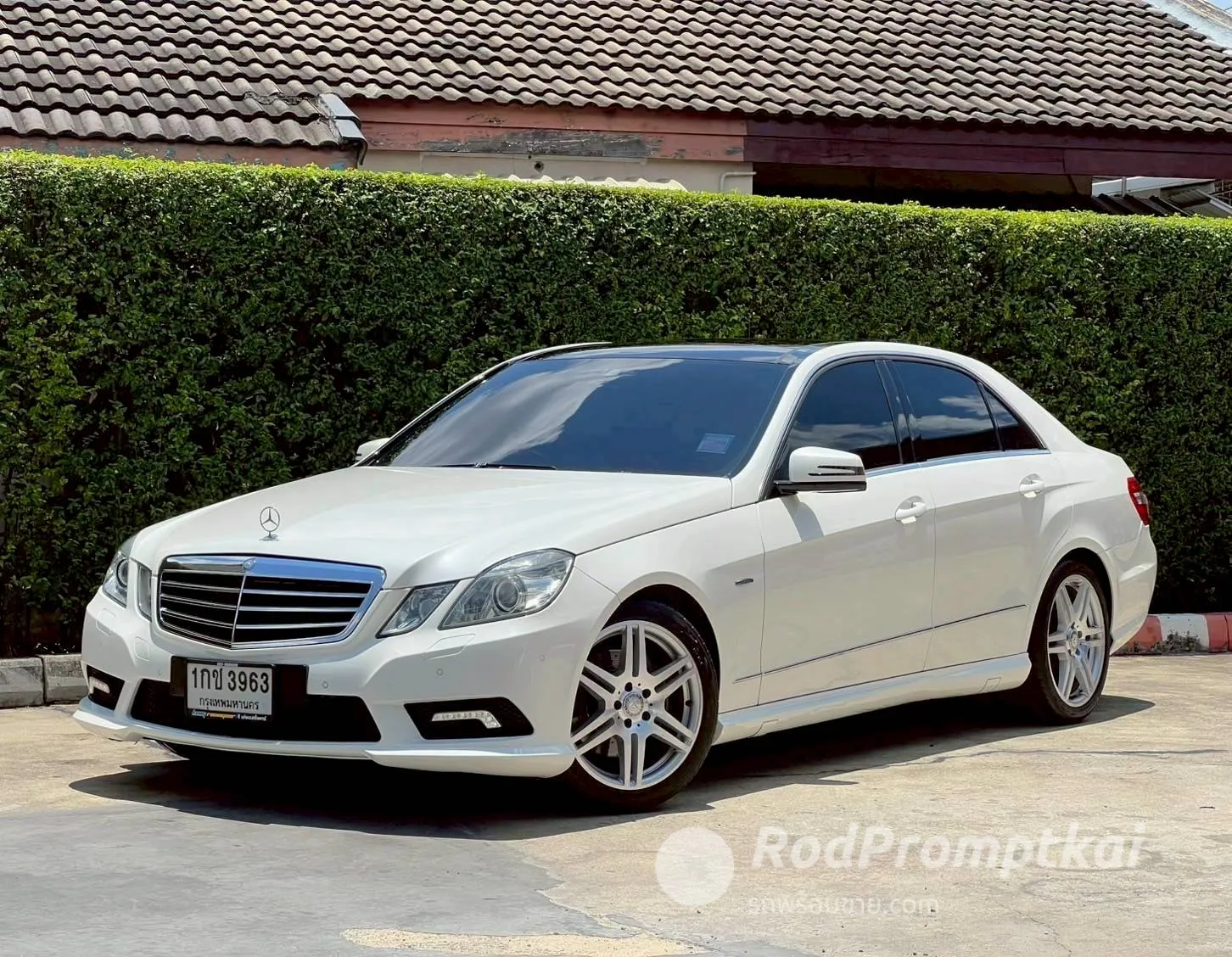 2012-mercedez-benz-e-class-e200-cgi-18-bangkok-29457908