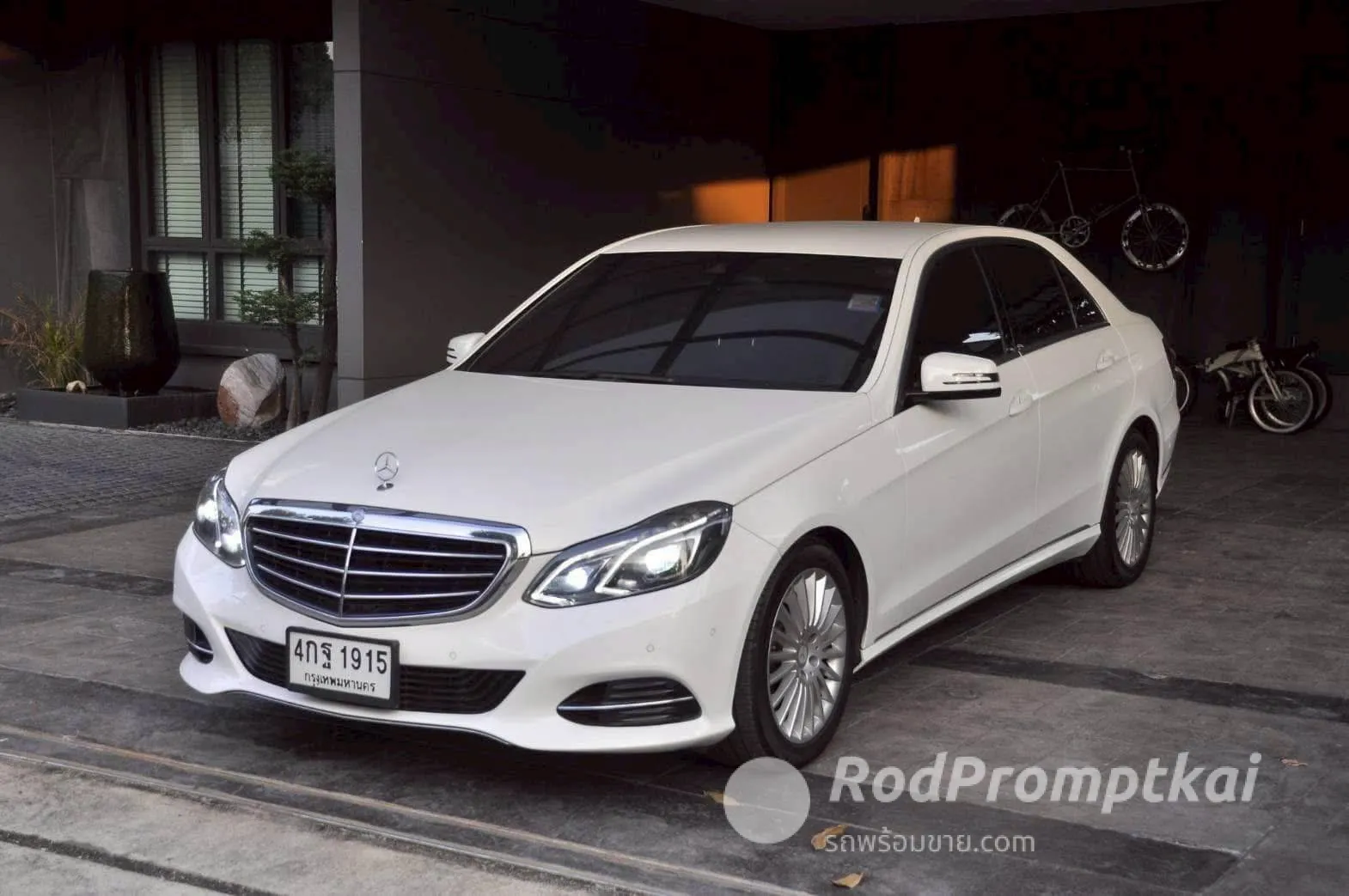 2014-mercedez-benz-e-class-e300-21-bluetec-hybrid-bangkok-03941630