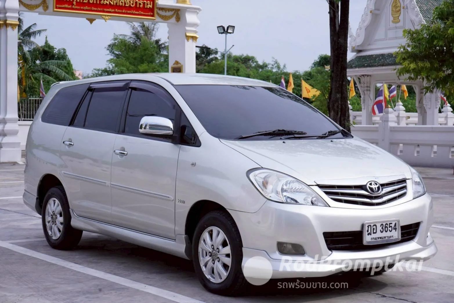 2010-toyota-innova-20-v-bangkok-93468658
