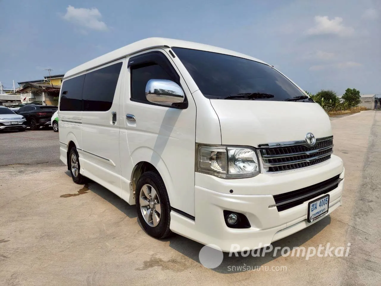 2012-toyota-ventury-27-v-bangkok-93938341